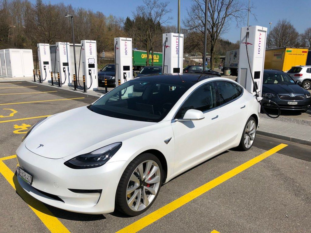 Cargando un Tesla Model 3 en una estación de 350 kW de IONITY