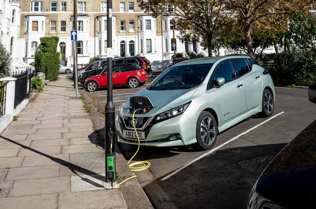 París experimentará con la carga de coches eléctricos en las farolas públicas