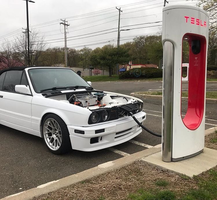 Un BMW Serie 3 (E30) dotado del sistema de propulsión de un Tesla Model S, y capaz de recargar en los Supercargadores