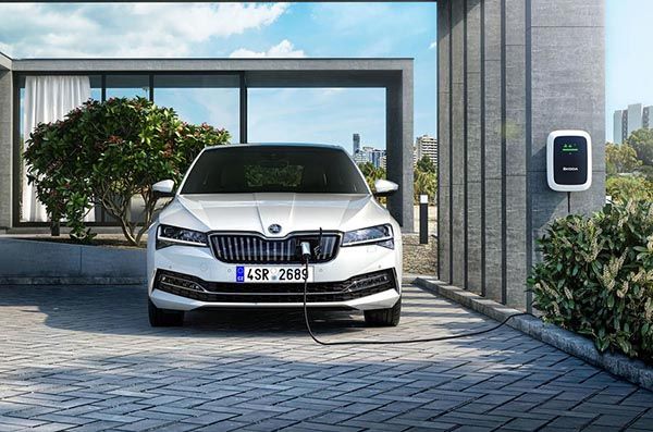 Precio del Skoda Superb híbrido enchufable. Desde 39.950 euros con 55 kilómetros de autonomía eléctrica