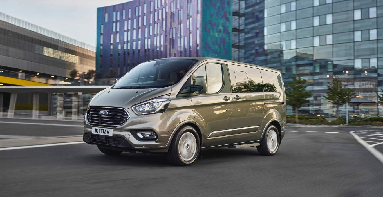 Ford publica los precios de la Tourneo Custon 2.0 EcoBlue Hybrid. Una furgoneta diésel... con pegatina ECO