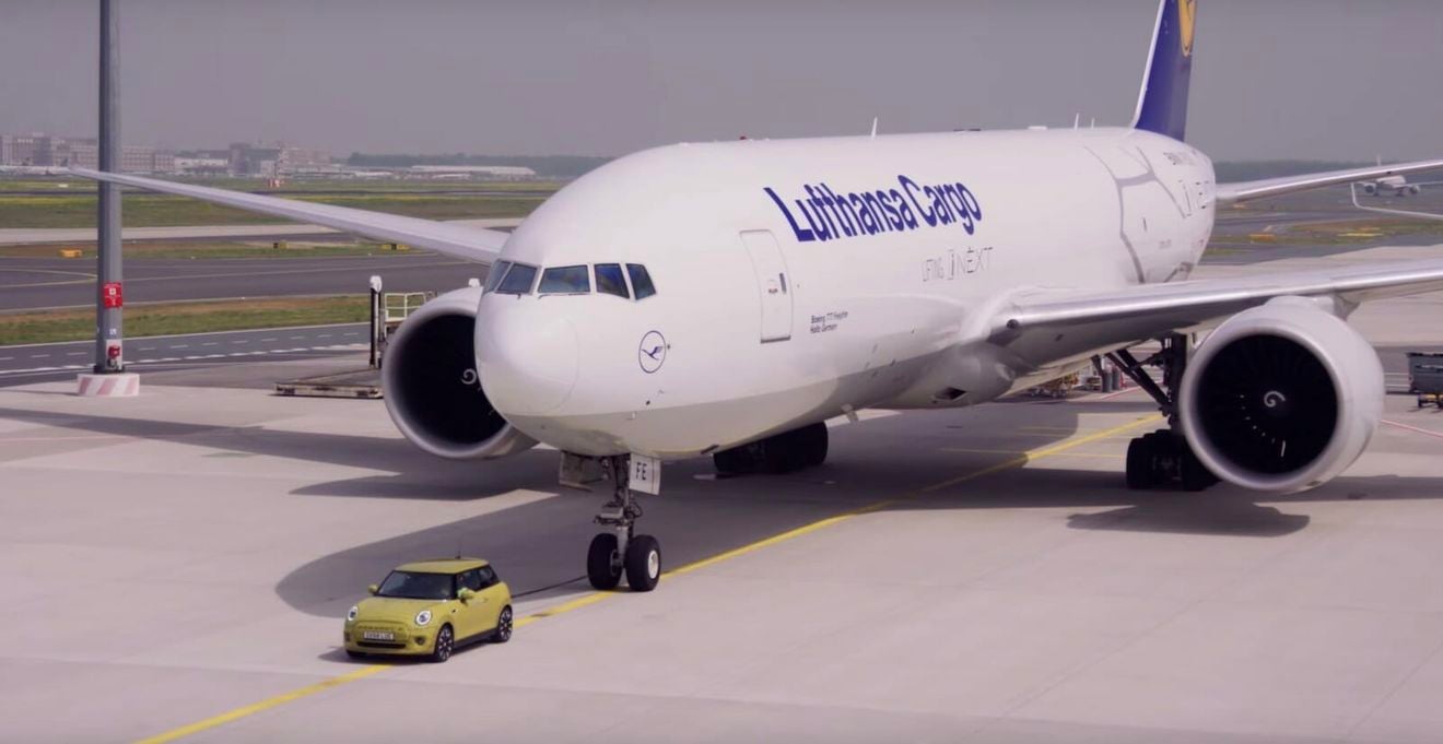 El nuevo Mini Cooper SE 100% eléctrico es capaz de remolcar un Boeing 777F