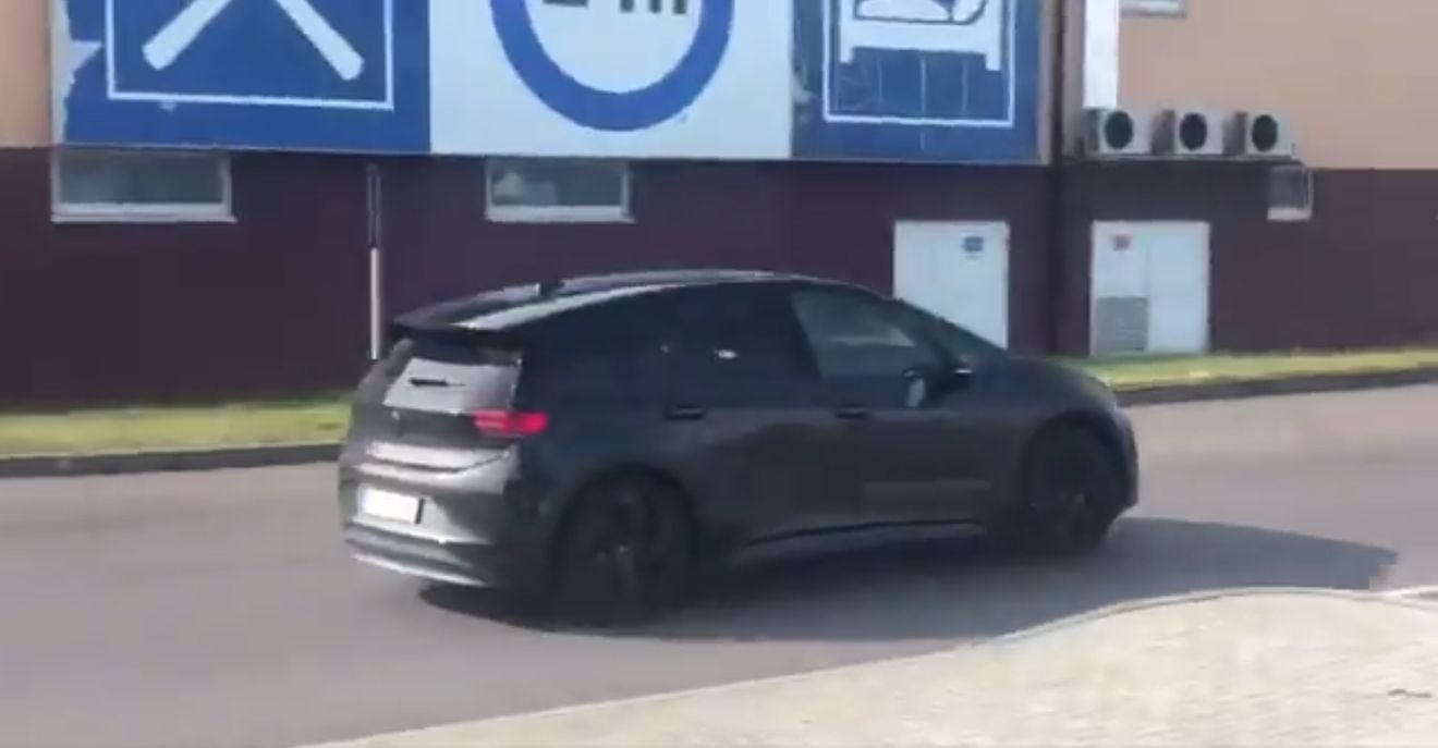 Un Volkswagen ID.3 es pillado circulando sin apenas camuflaje (Vídeo)