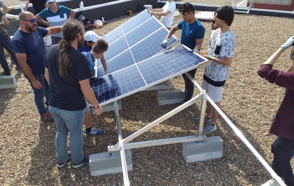 Un grupo de estudiantes de Madrid pone en marcha una instalación fotovoltaica que alimentará un punto de recarga para coches eléctricos