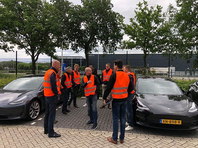 Propietarios del Tesla Model 3 protestan en el centro de entrega de Tesla en Holanda por la reducción del precio del coche