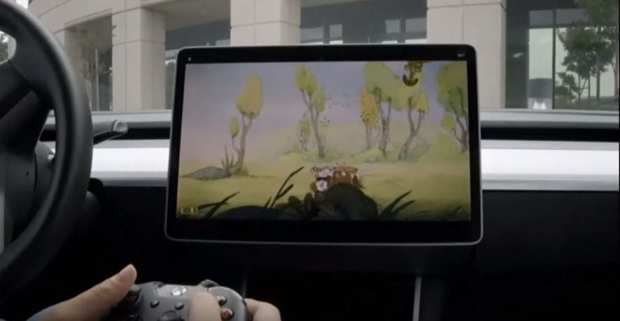 Podrás jugar a Fallout Shelter o Cuphead en los coches de Tesla, además de ver vídeos de YouTube y Netflix