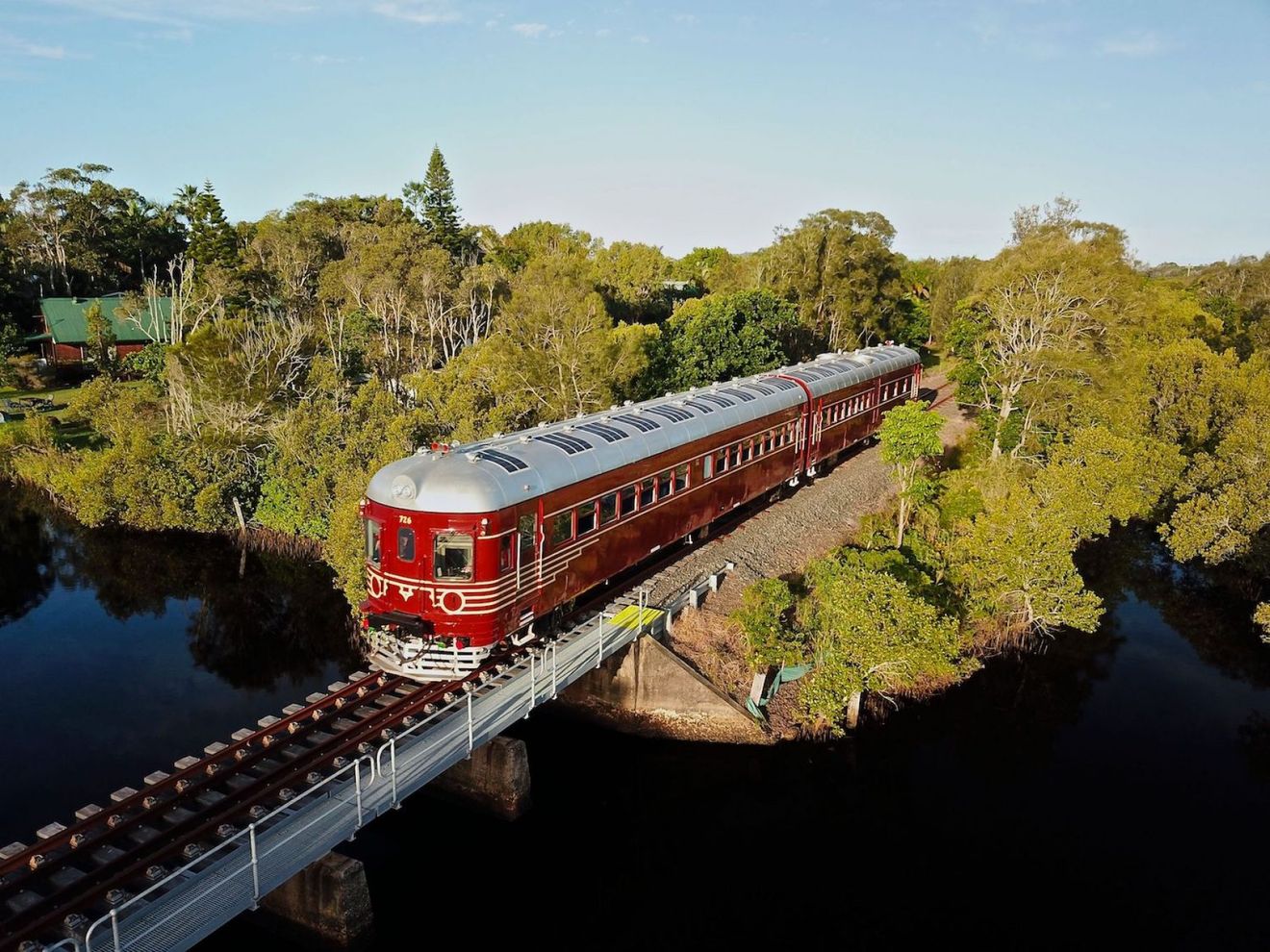 Conoce el primer tren solar del mundo: un viejo vehículo de 1949 que vive una segunda vida gracias a la electricidad