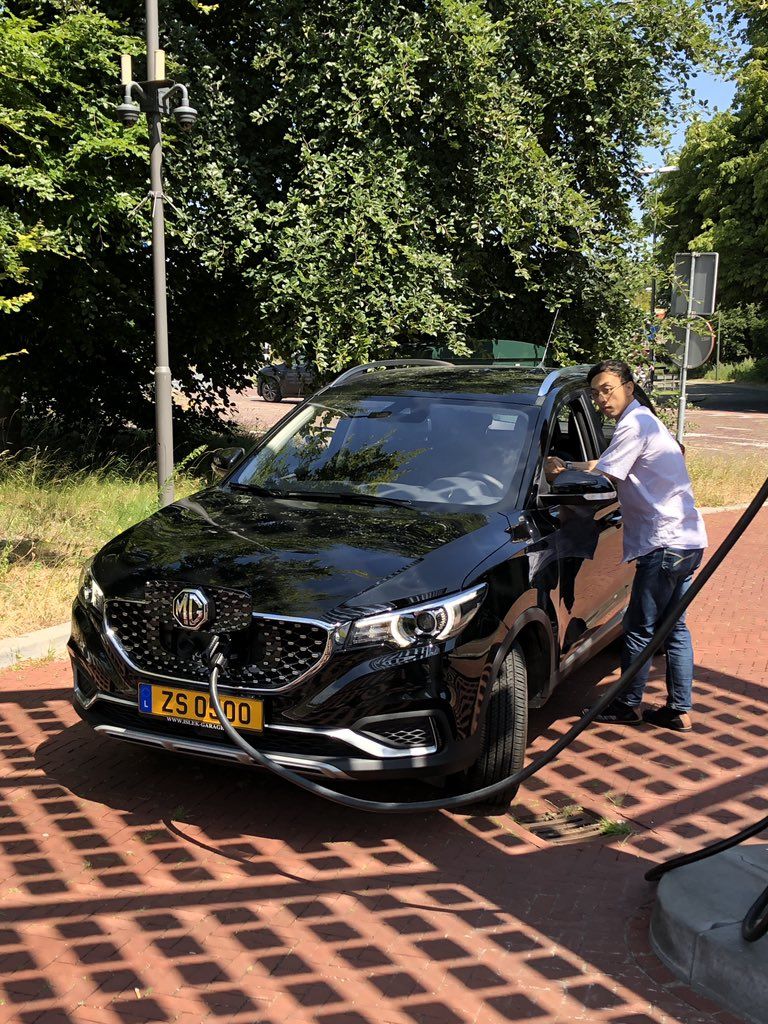 Avistada una unidad del MG eZS cargando en una estación de Fastned. Nuevos datos de este todocamino de precio razonable