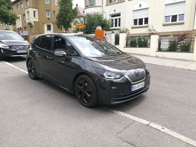 El Volkswagen ID.3 es cazado en las calles de Stuttgart con un ligero camuflaje