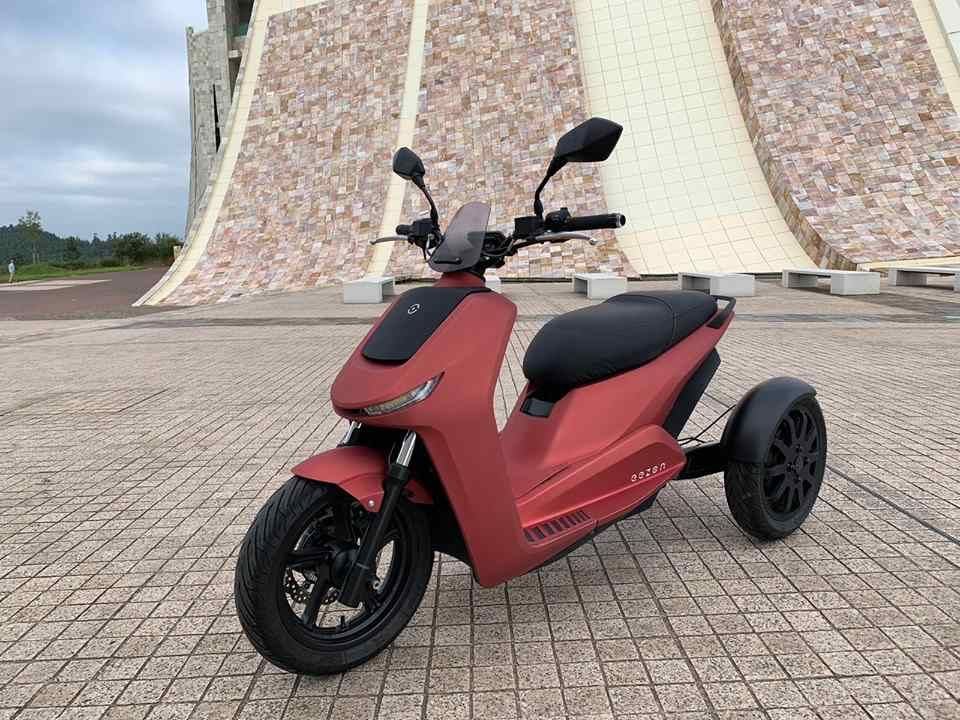 Primer vistazo al prototipo de la eezon e3. Un scooter eléctrico de tres ruedas fabricado en España