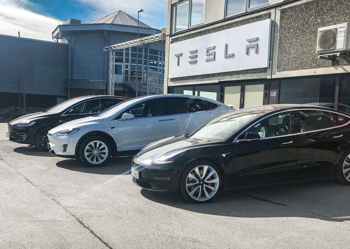 Tesla comienza a ofrecer seguros para sus clientes, de momento solo en California