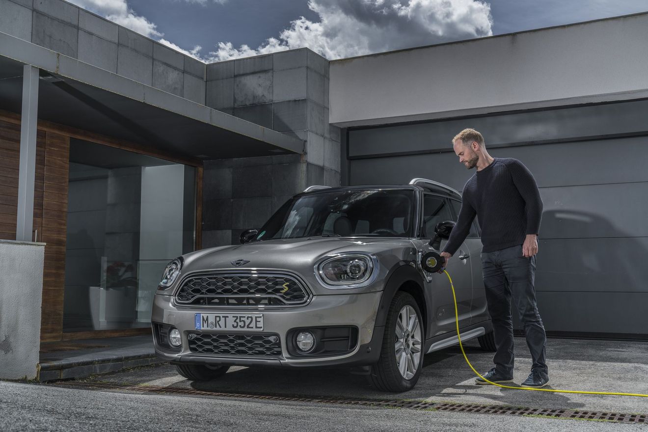 El MINI Cooper SE Countryman ALL4 híbrido enchufable recibe una nueva batería de 10 kWh con la que llega a los 57 kilómetros de autonomía eléctrica