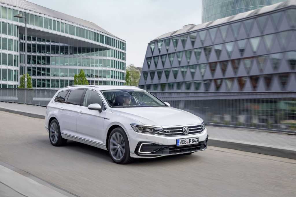 El Volkswagen Passat GTE está de regreso. Nueva batería con un 31% más capacidad y hasta 56 kilómetros de autonomía eléctrica WLTP