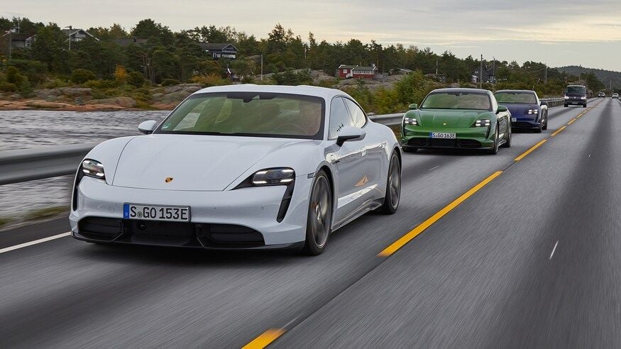 Apenas 18 km de diferencia en esta prueba de autonomía a velocidad de autobahn entre el Porsche Taycan y el Tesla Model 3