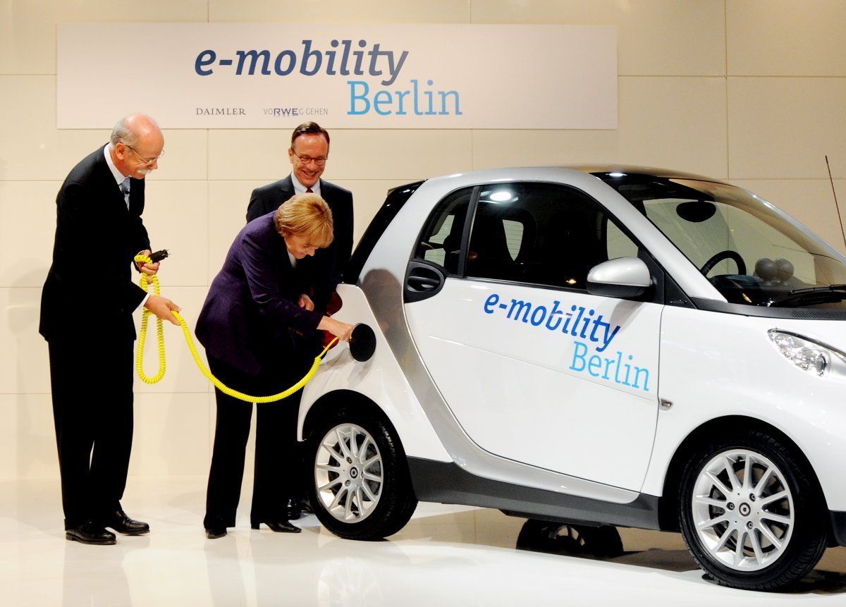 Angela Merkel ofrece ayuda a los fabricantes alemanes en la transición al coche eléctrico