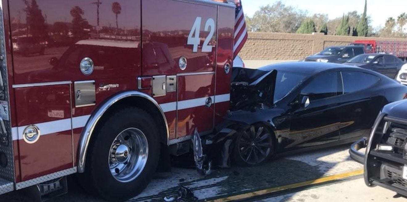 El Tesla Model S accidentado en California llevaba el Autopilot conectado, pero la culpa es del conductor. ¿Por qué?