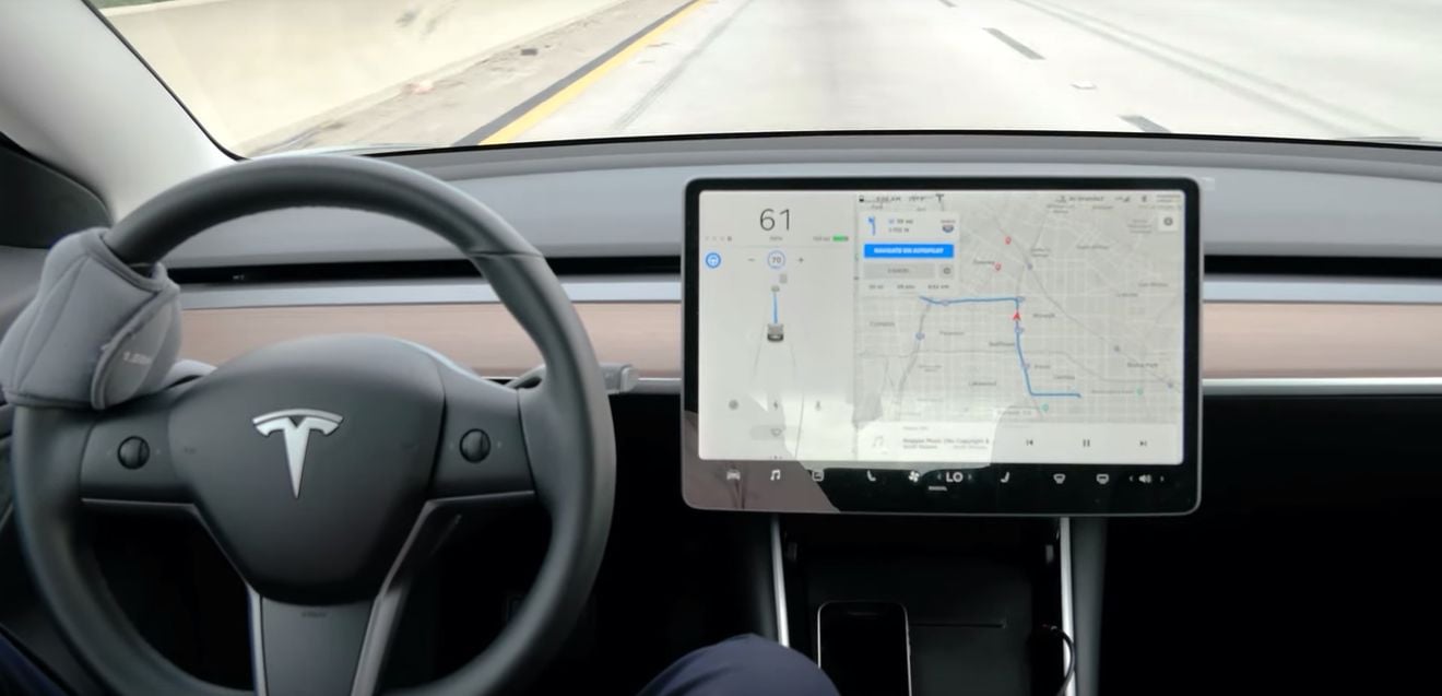 Este vídeo nos muestra que el nuevo Autopilot v10 de Tesla es capaz de conducir completamente solo durante 40 minutos