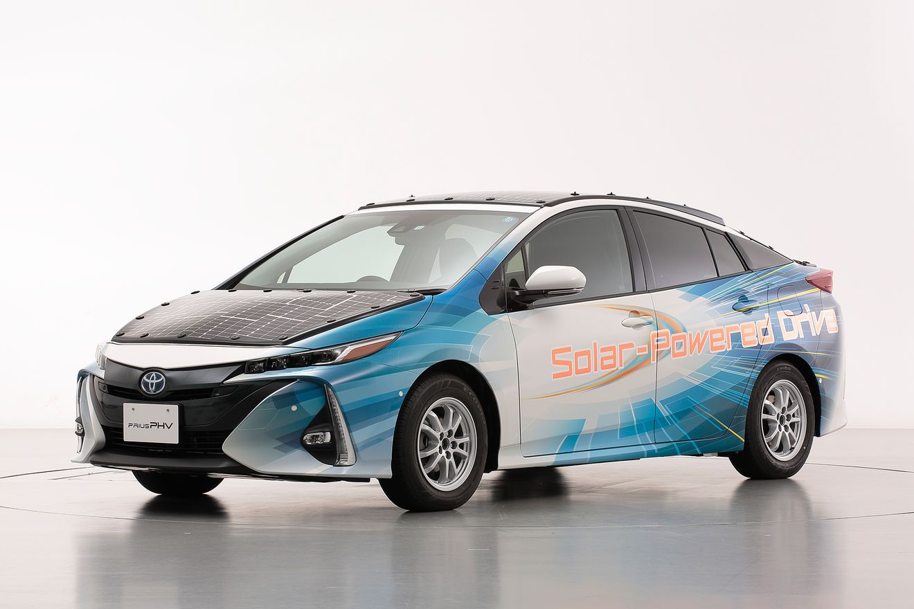 Toyota prueba un Prius con paneles solares, solución que podría llegar a sus coches eléctricos