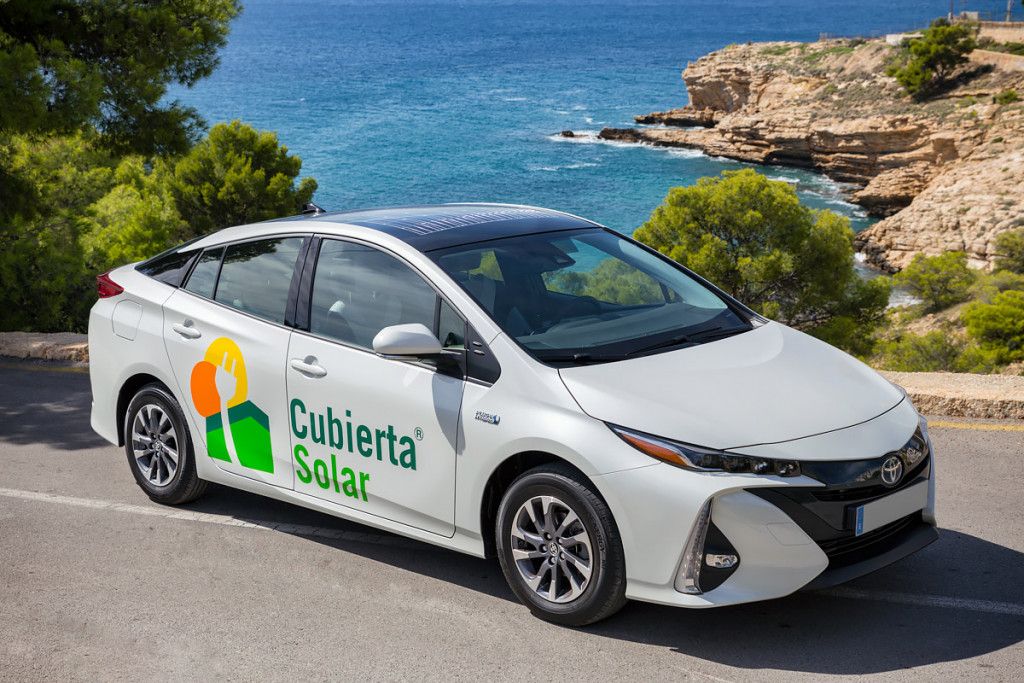 Llega a España el primer Toyota Prius Prime con placas solares en el techo. Hasta 2.000 km gratis al año gracias al sol