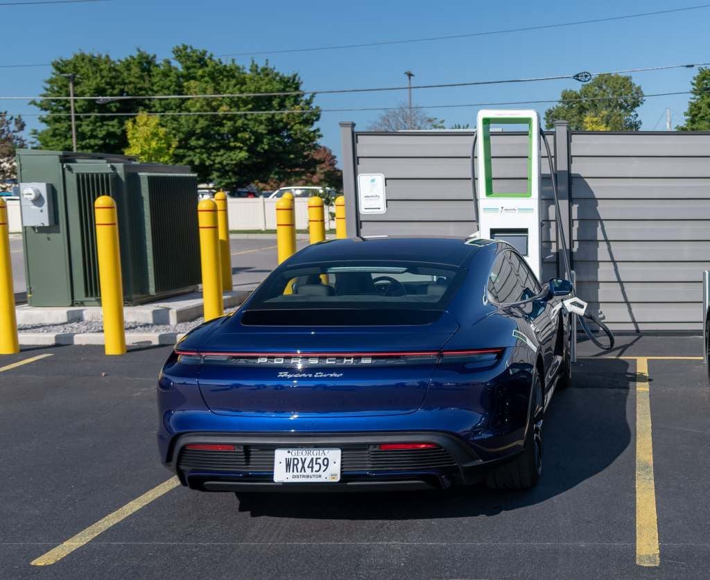 El Porsche Taycan se convierte en el coche eléctrico que más rápido carga del mercado. 270 kW y del 5% al 80% en 22 minutos