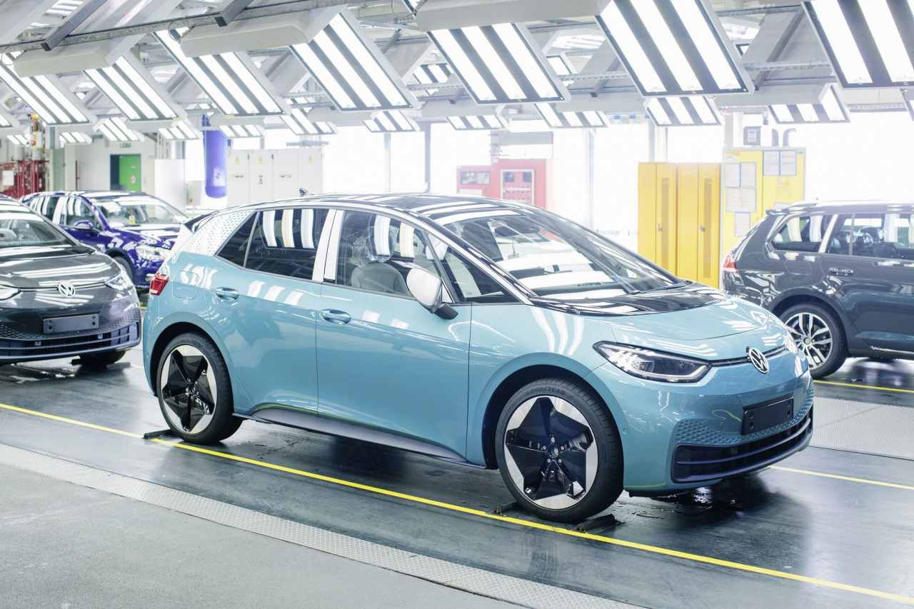 Un estudio de Volkswagen señala que la transición al coche eléctrico no supondrá una reducción de empleo tan fuerte como algunos predecían