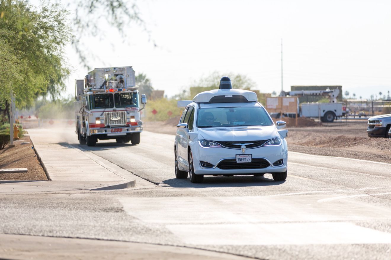 Waymo (Google) afirma que Tesla perjudica el avance del coche autónomo