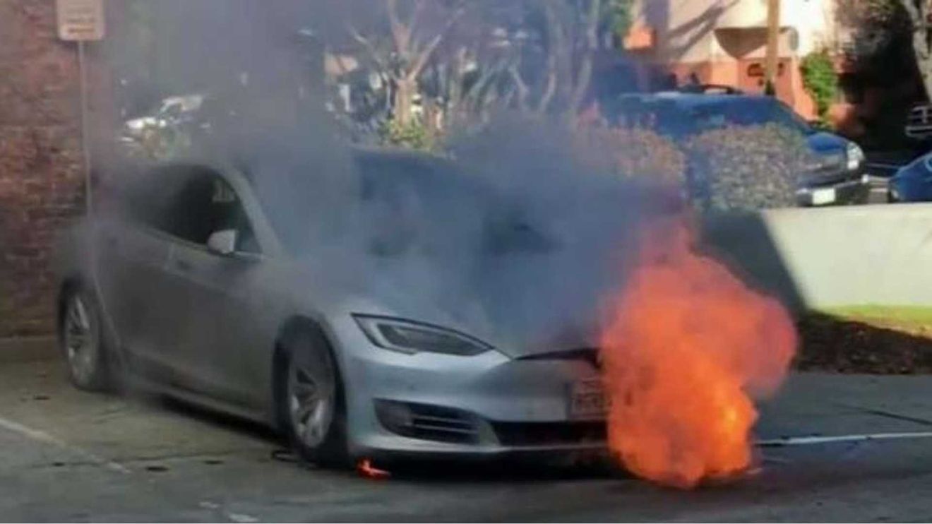 La NHTSA recibe una petición para investigar si Tesla ocultó que algunos de sus vehículos podían incendiarse por un problema en sus baterías