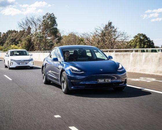 LNME. Empieza la guerra de precios entre los fabricantes de coches eléctricos. Autarquía, un camión eléctrico español de 1940. Un Renault ZOE con 300.000 km