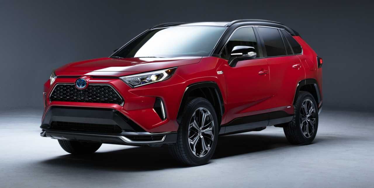 Toyota presenta el nuevo RAV4 híbrido enchufable. Hasta 63 km de autonomía eléctrica y más rápido que un Porsche Macan