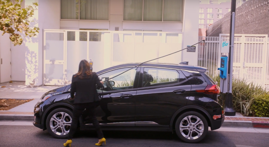 Londres, París y ahora Los Angeles demuestran que los puntos de carga para coches eléctricos en las farolas son una excelente solución