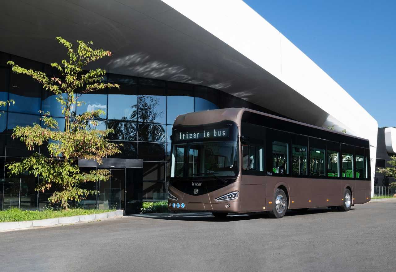 Irizar presenta la nueva generación de su autobús eléctrico ie. Hasta 350 kWh, 17 horas de operación, y recarga de 600 kW