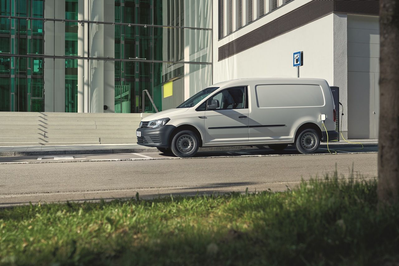 ABT e-Caddy: Volkswagen lanza su furgoneta eléctrica pequeña con 159 kilómetros de autonomía