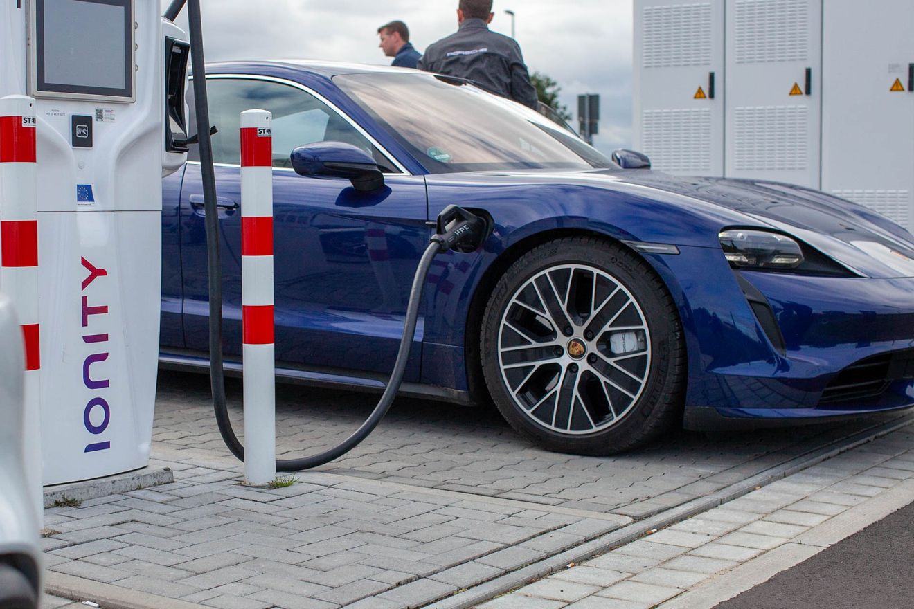 Se acerca una gran reducción en los tiempos de carga de los coches eléctricos: conoce los sistemas de 800 voltios