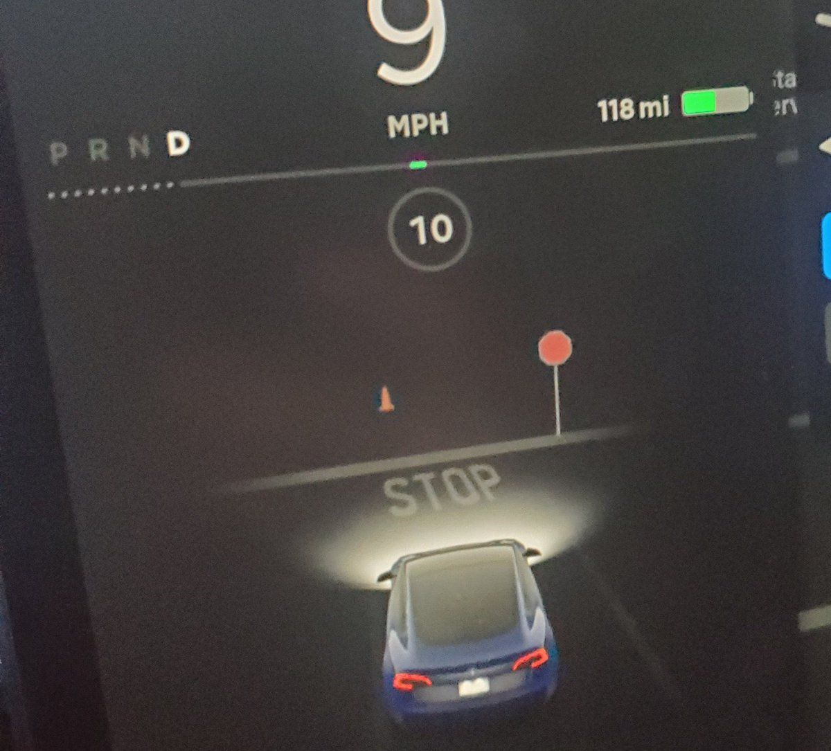 Tesla lanza una importante actualización que permite a sus vehículos mostrar semáforos y señales de STOP, entre otras cosas