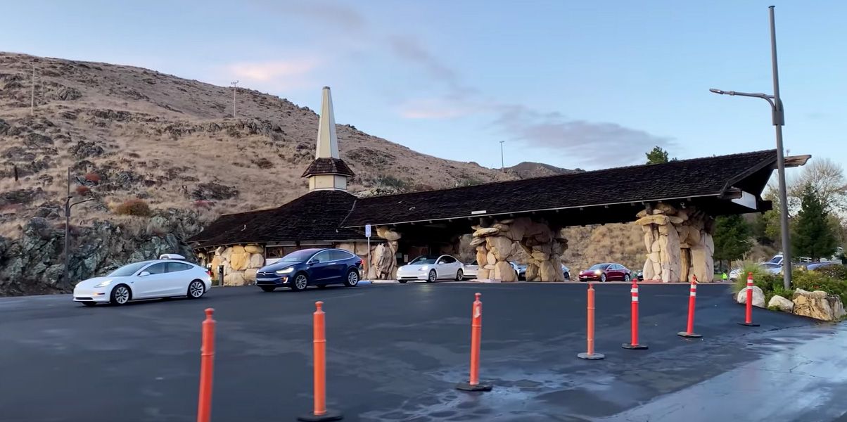 Algunos Supercargadores de Tesla se colapsan durante Acción de Gracias