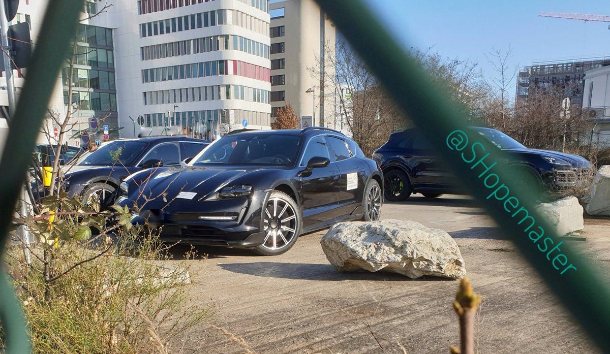 Pillados casi sin camuflaje los Porsche Taycan Sport Turismo y Cross Turismo