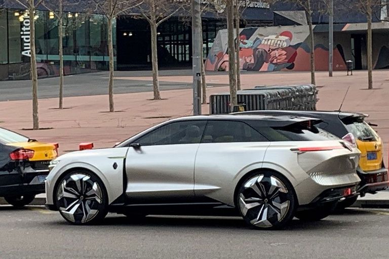 Avistado por las calles de Barcelona el nuevo todocamino eléctrico de Renault