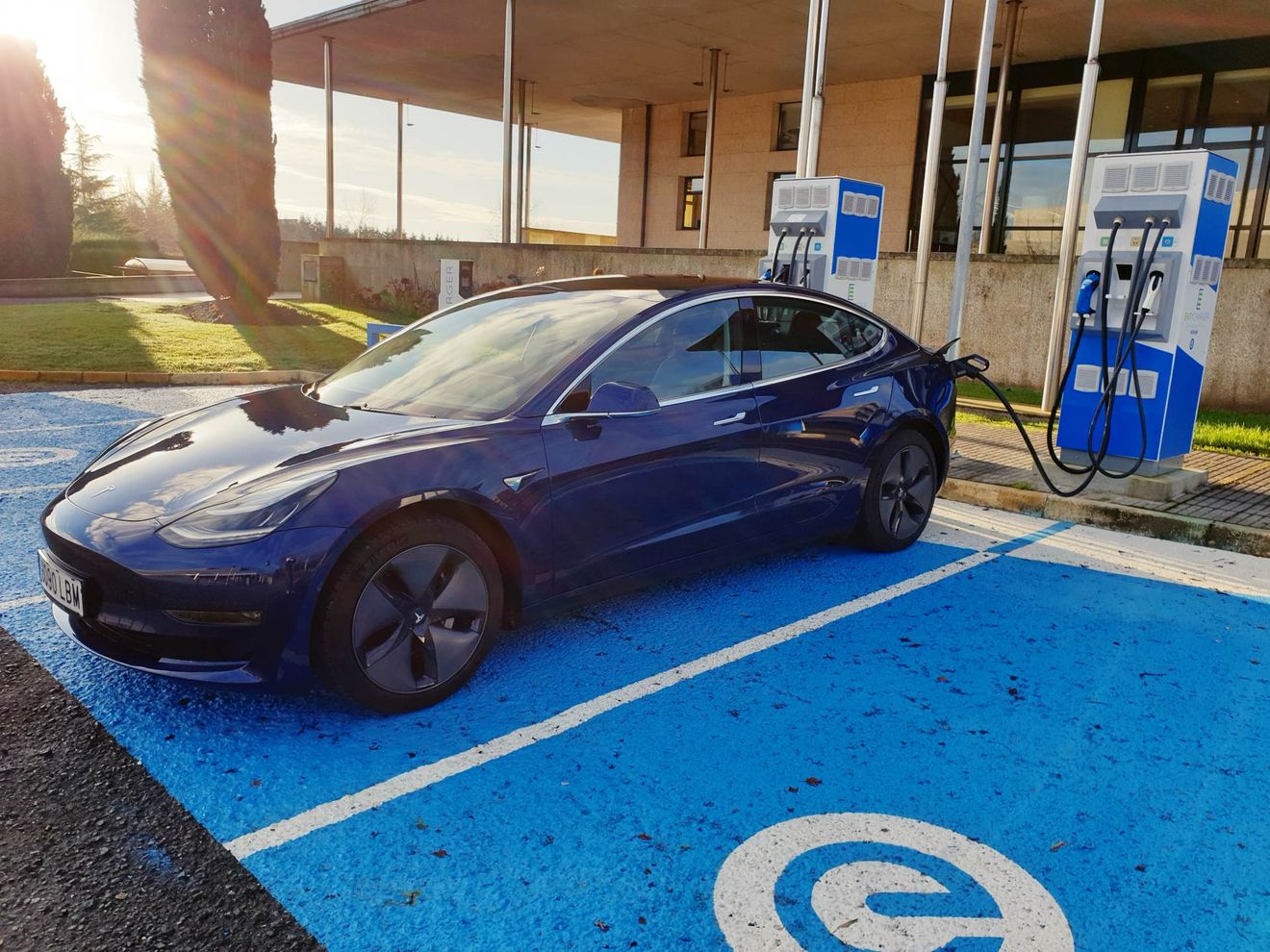 El Tesla Model 3 ha sido el coche eléctrico más vendido en España en septiembre. Desembarco del Volkswagen ID.3 y primera unidad del Cupra el Born