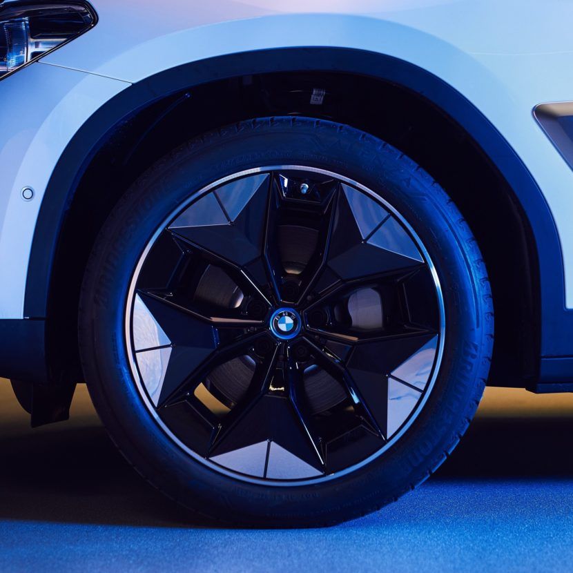 BMW presenta las aerowheels que montará el nuevo iX3 y que le permitirá aumentar su autonomía