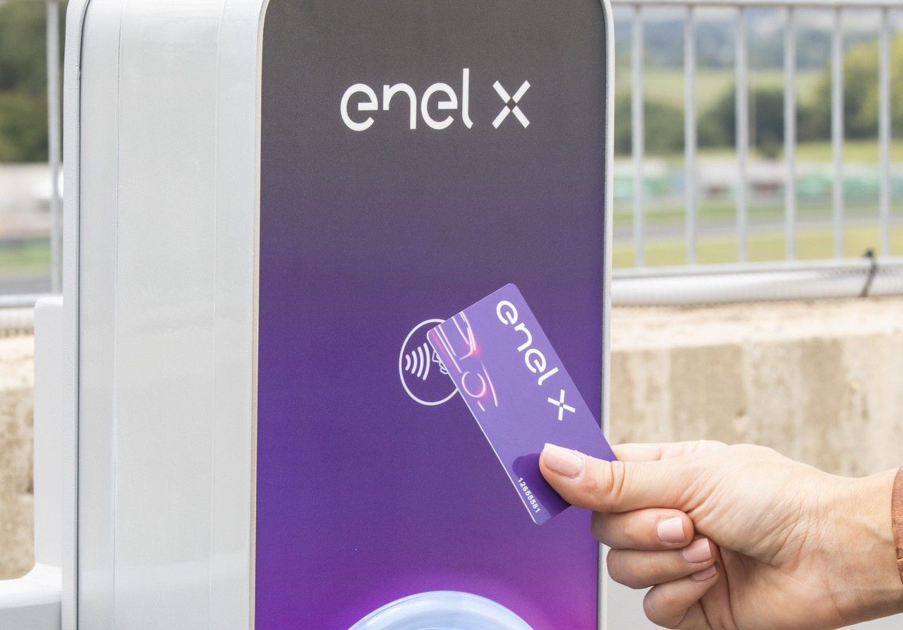 Enel X liderará el proyecto AMBRA-E, a través del cual se instalarán 3.000 puntos de carga rápidos para coches eléctricos en España, Italia y Rumanía