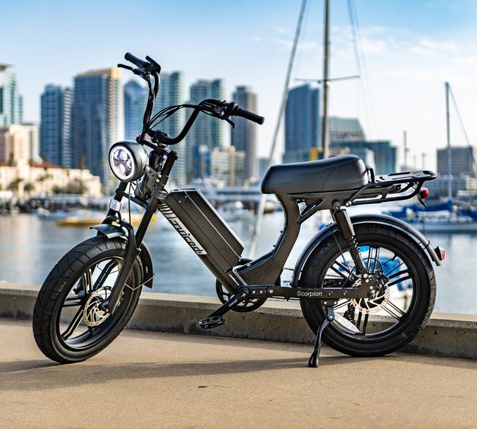 Arrancan las entregas de la Juiced Scorpion. Un ciclomotor eléctrico con 120 km de autonomía, y disponible desde solo 1.500 euros