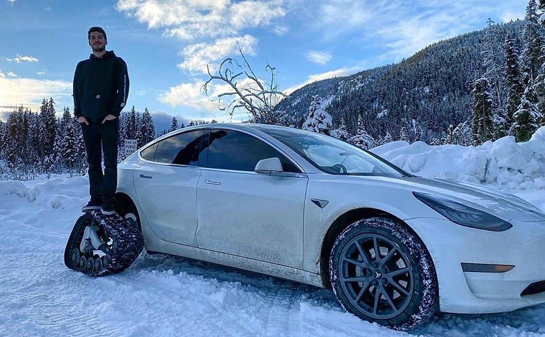 Conoce al peculiar Tesla Model 3 con cadenas de tanque para circular por pistas de nieve