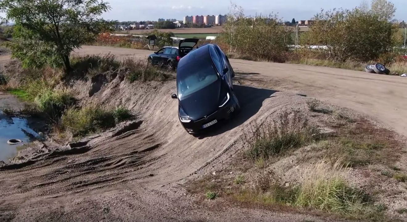 El Tesla Model X se enfrenta en una prueba todoterreno al Hummer H1 y al Dacia Duster