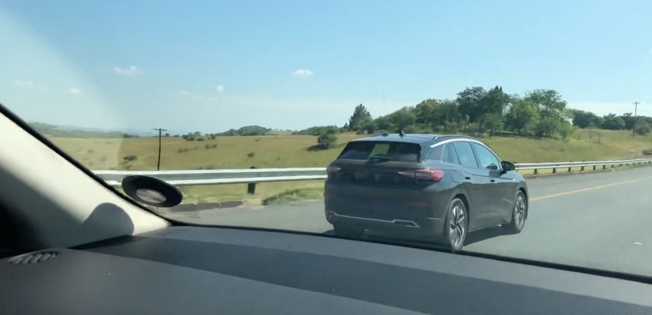 Pillado durante unas pruebas en carretera el Volkswagen ID.4 (vídeo)