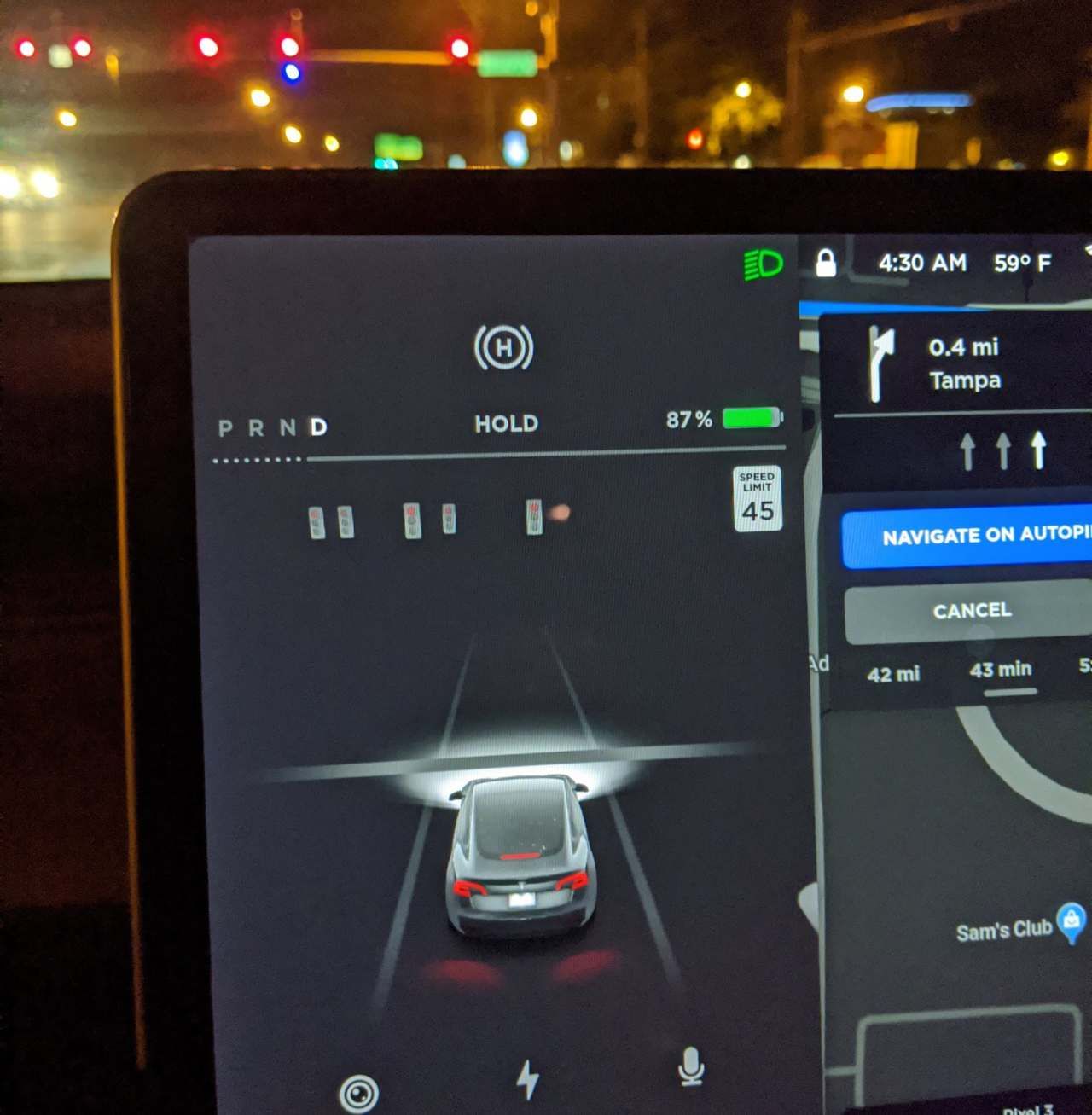 Tesla empieza a liberar la importante actualización 2020.8. Cargadores de otras redes, visualizaciones de los elementos en la carretera, mejoras del Bluetooth...etc