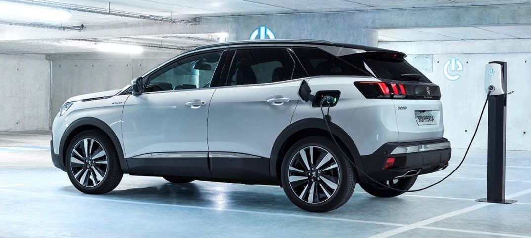 El Peugeot 3008 híbrido enchufable añade una versión con tracción delantera y más económica