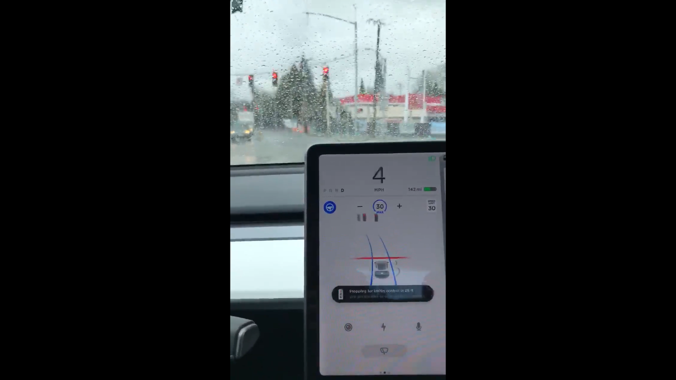 El Autopilot de Tesla comienza a parar en los semáforos automáticamente