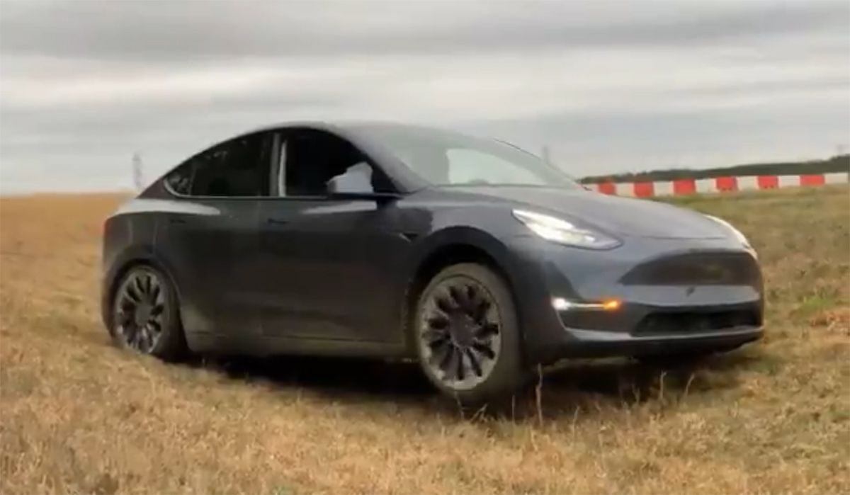 Primera prueba fuera de carretera del Tesla Model Y. ¿Cómo funciona el modo off-road?