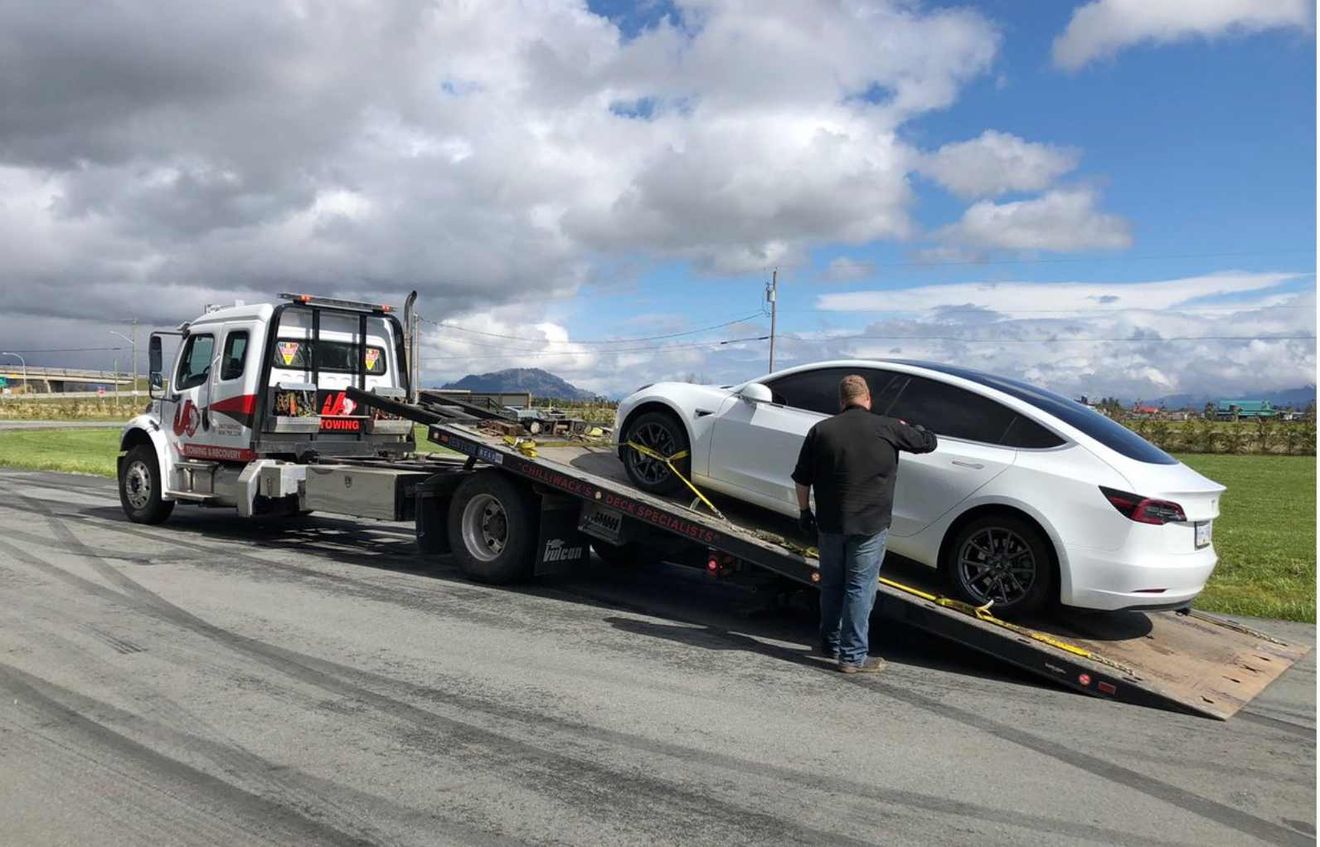 Este propietario de un Model 3 lucha contra Tesla por que la garantía no cubre su avería...después de instalar orugas en su coche