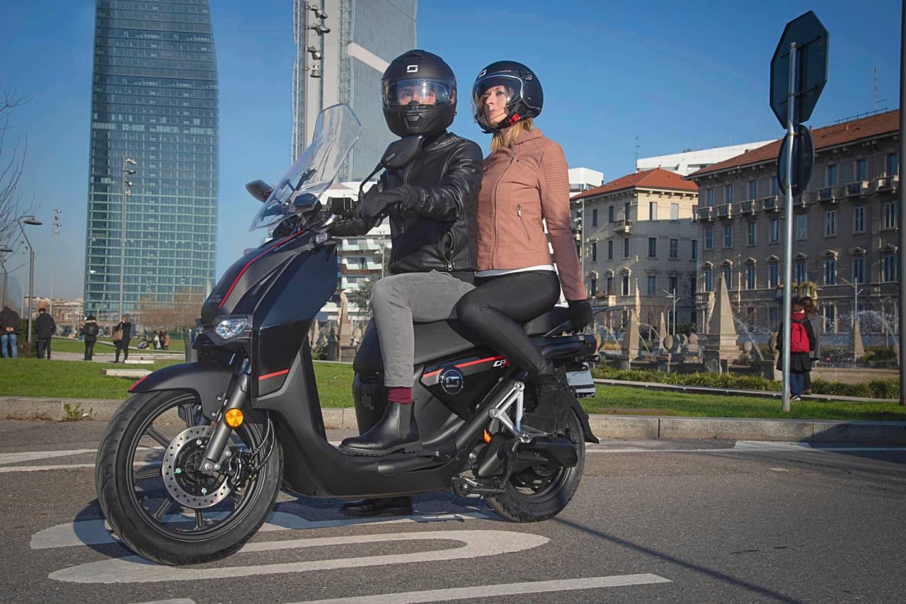 Ya está en Europa la Super Soco CPx. Un scooter eléctrico con hasta 160 km de autonomía